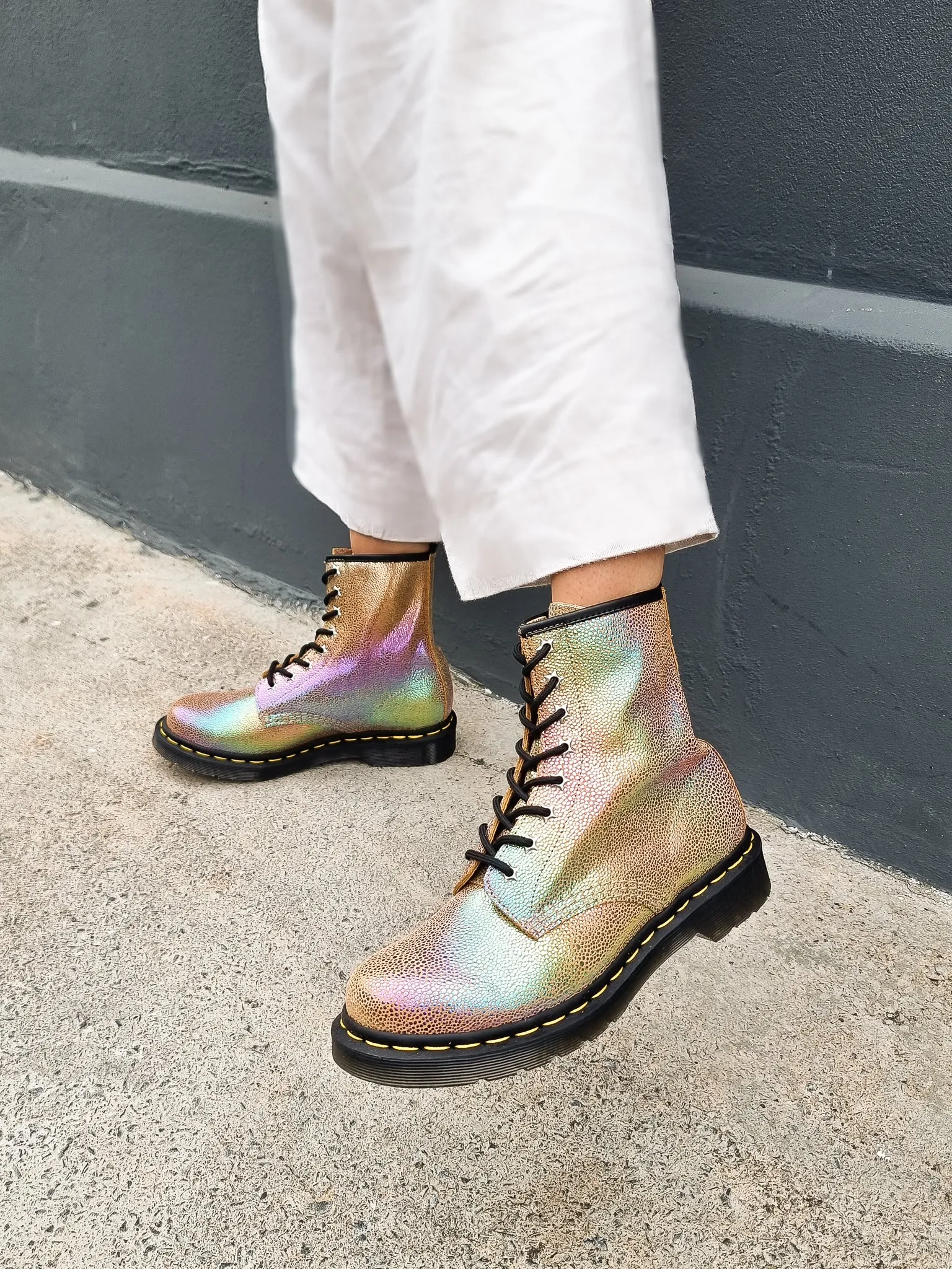 DR. MARTENS 1460 RAINBOW RAY SAND