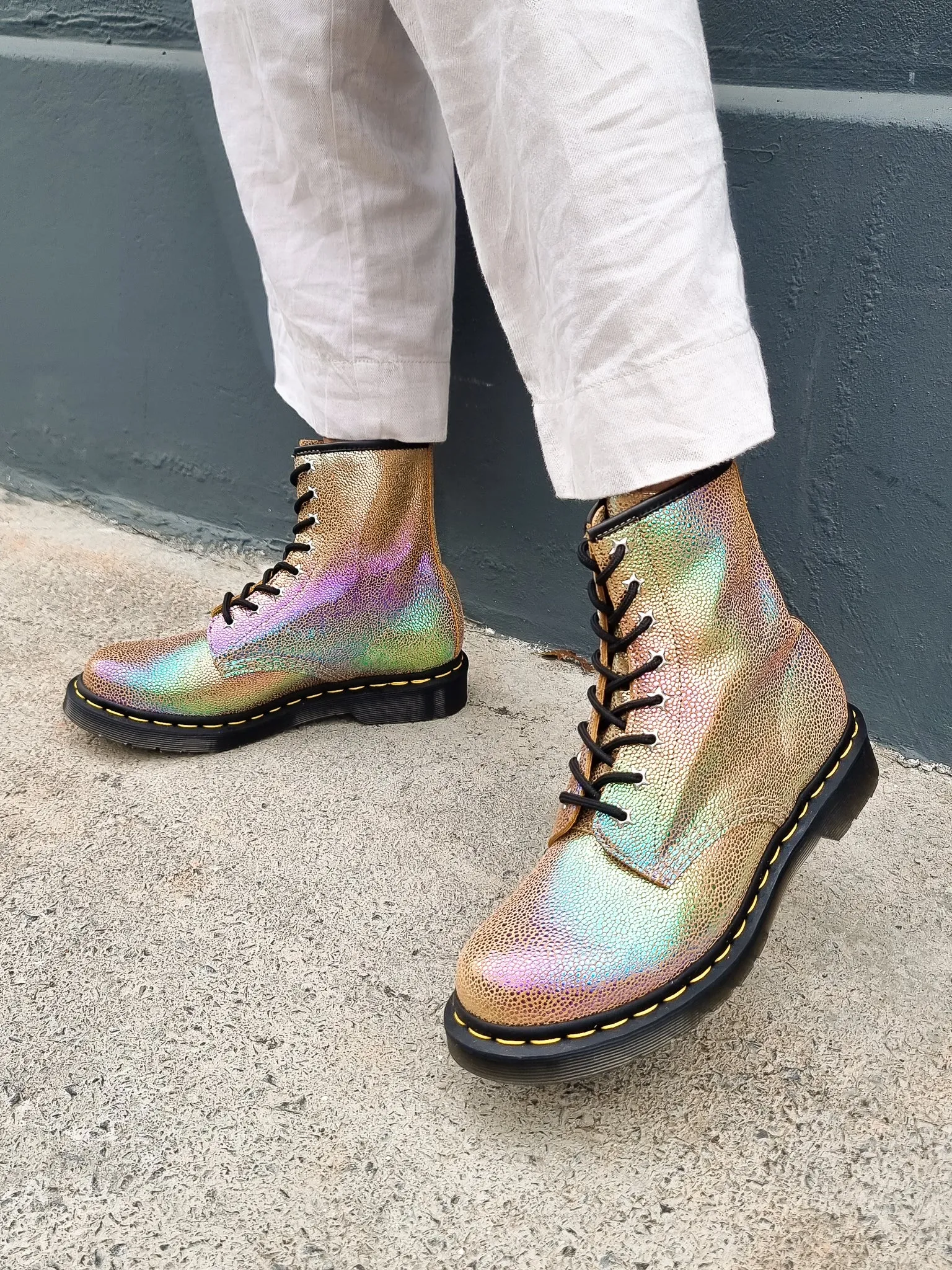 DR. MARTENS 1460 RAINBOW RAY SAND