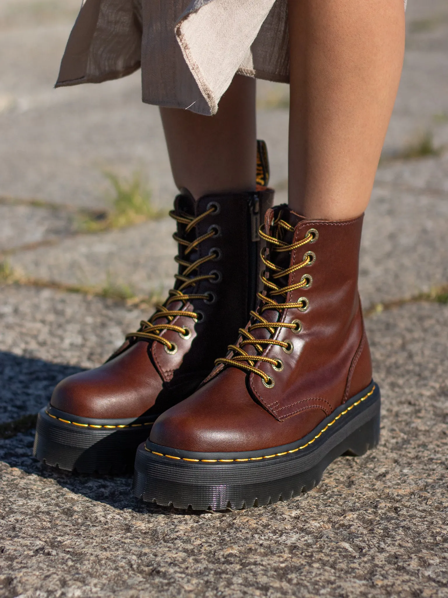 DR. MARTENS JADON BROWN PULL UP