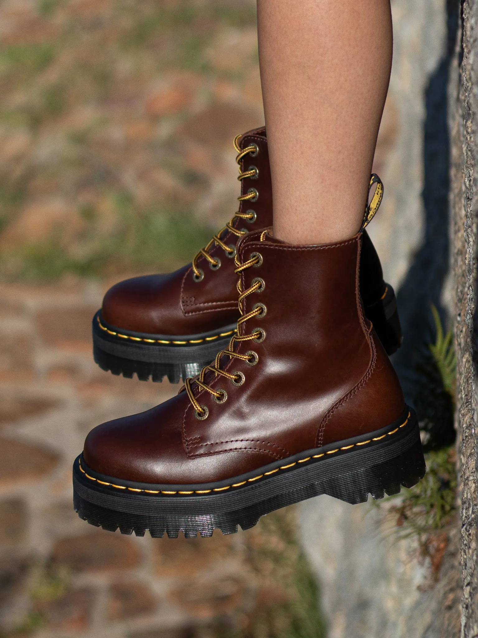 DR. MARTENS JADON BROWN PULL UP