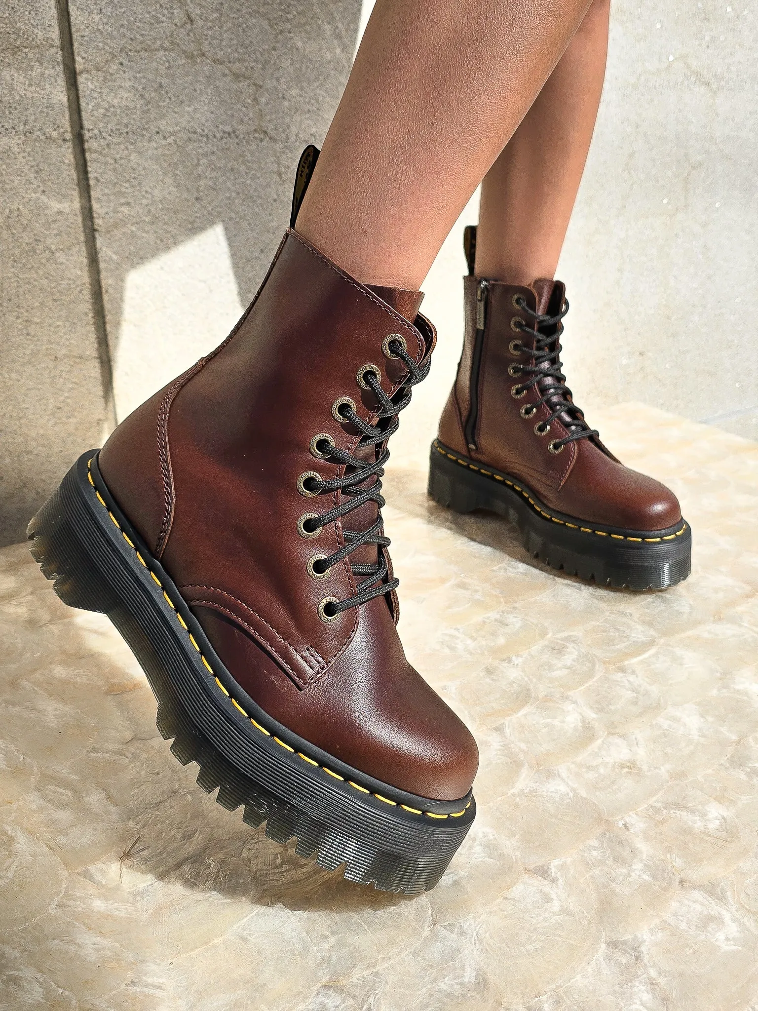 DR. MARTENS JADON BROWN PULL UP