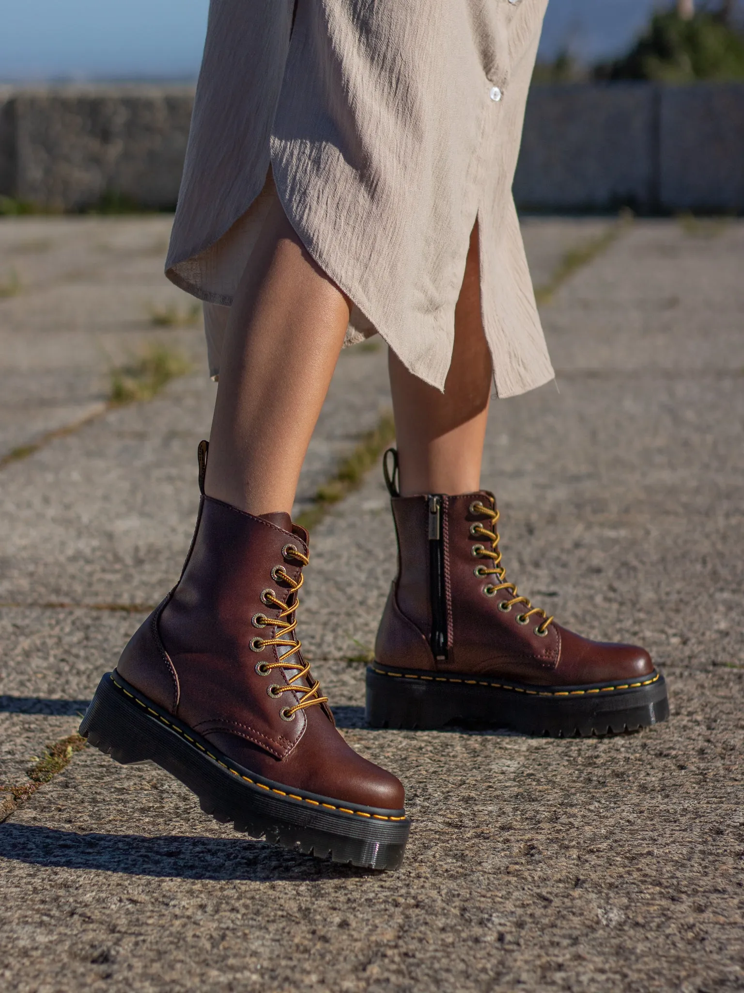 DR. MARTENS JADON BROWN PULL UP